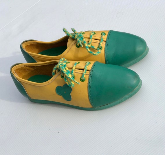 1980s flat shoes green and yellow leather / tie s… - image 4
