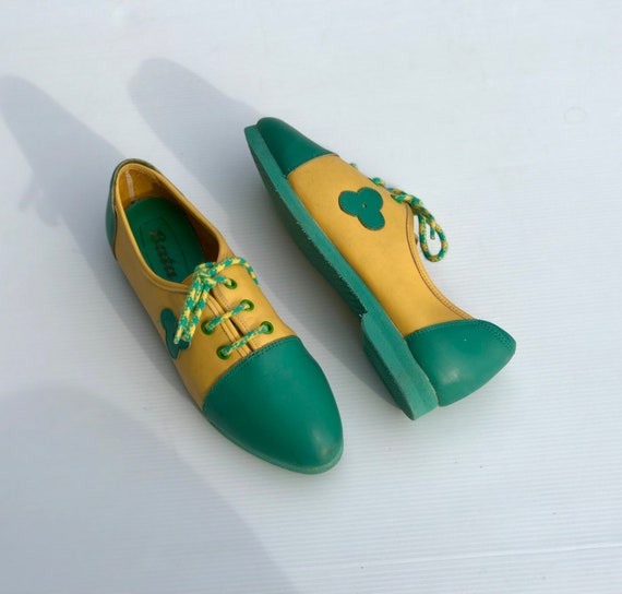 1980s flat shoes green and yellow leather / tie s… - image 3