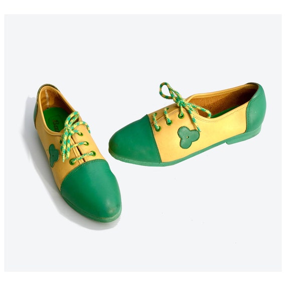 1980s flat shoes green and yellow leather / tie s… - image 1