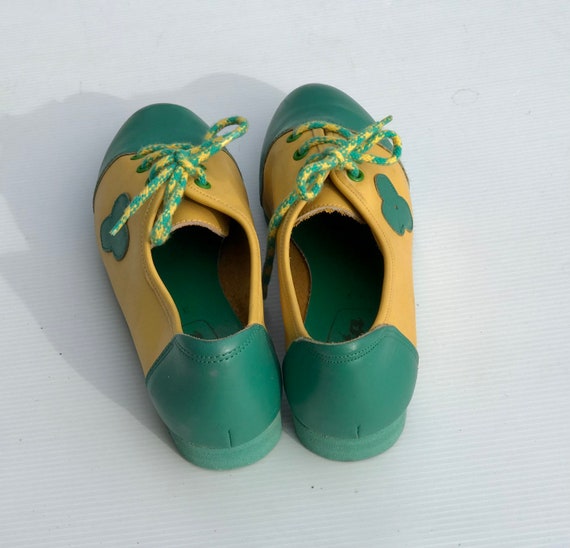 1980s flat shoes green and yellow leather / tie s… - image 6