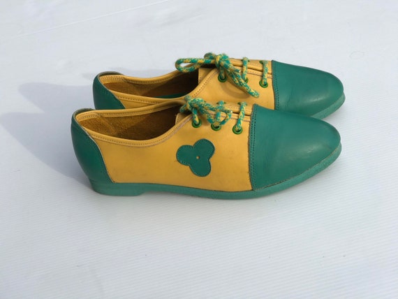 1980s flat shoes green and yellow leather / tie s… - image 9