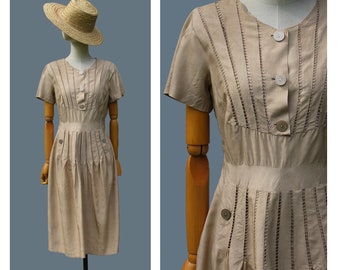 Robe en soie des années 1940 / midi / beige / taillée à la main en France / robe en soie brodée