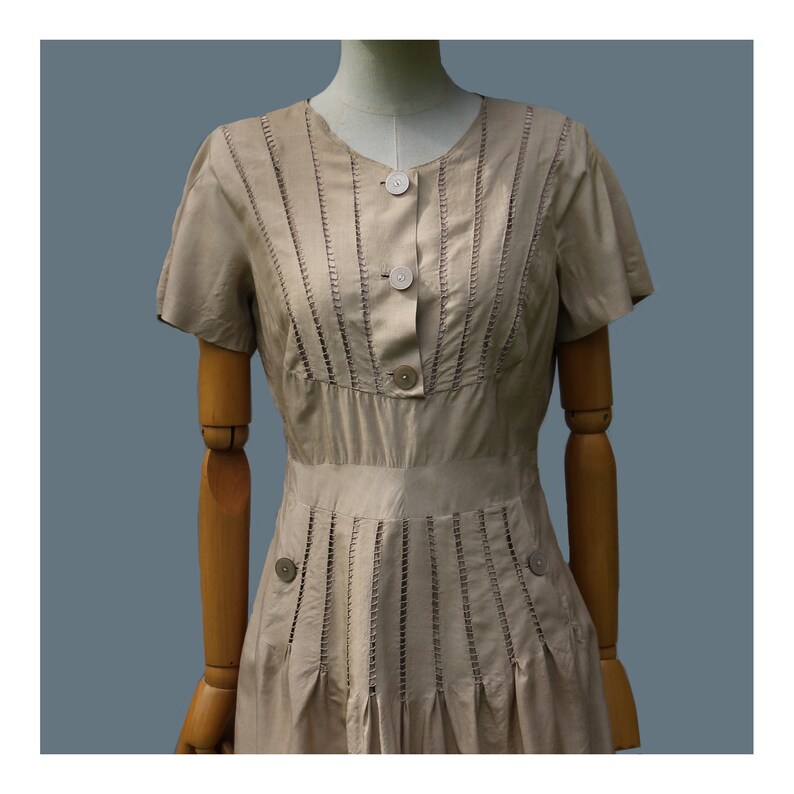 1940s silk dress / midi /beige/ hand tailored in France /embroidered silk dress image 2