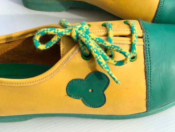 1980s flat shoes green and yellow leather / tie s… - image 7