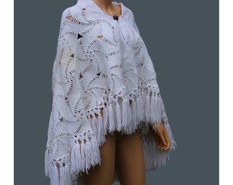 1970s Crochet white wool Shawl /70s fringe wool shawl/70s boho wool triangle fringe shawl