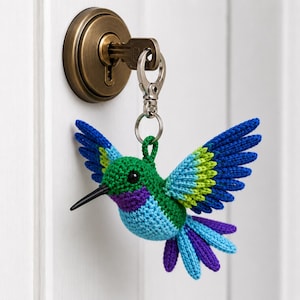 Haakpatroon voor een kolibrie sleutelhanger | Handleiding voor het maken van een pluche amigurumi vogel (PDF-download)
