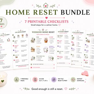 Può includere: Un pacchetto di 7 liste di controllo stampabili per la casa su carta bianca. Il testo include titoli come Weekend Home Reset, Kitchen Reset e Bathroom Reset, con piccole icone colorate e caselle di controllo. Formato A4 di 21,0 x 29,7 cm.