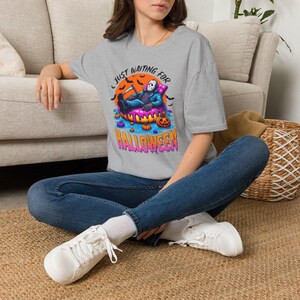 Camiseta de Halloween con esqueleto descansando sobre una rosquilla / Camiseta de calabaza, murciélagos y luna