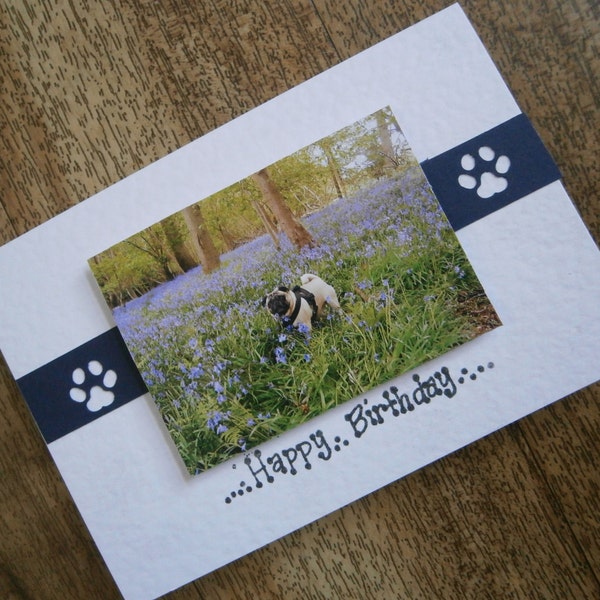 Pug in een bluebell hout. Pug verjaardagskaart individueel gemaakt van een originele foto