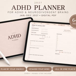 Może przedstawiać: Cyfrowy planer ADHD na rok 2027 wyświetlony na dwóch tabletach z białym rysikiem. Okładka zawiera napis 2027 ADHD PLANNER. Wnętrze pokazuje codzienne śledzenie energii, nastroju i zadań. Okrągła odznaka wskazuje 649 stron. Tekst: PLAN BY YOUR ENERGY, REWARD YOUR WINS, ALL IN ONE PLACE.