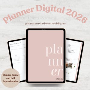 Puede incluir: Una agenda digital para 2026 mostrada en tres pantallas de tableta. La pantalla central presenta una portada rosa empolvado con la palabra planner y el año 2026 en texto blanco. Las pantallas laterales muestran páginas internas con calendarios.