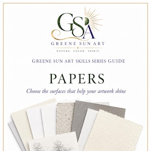 Può includere: Una guida Greene Sun Art Skills Series intitolata PAPERS, che presenta una collezione di varie texture e colori di carta, inclusi fogli bianchi, crema, grigi e maculati, con un disegno di paesaggio visibile sul foglio frontale inferiore.