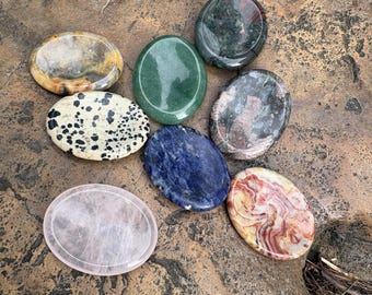 Natürlicher Kristall-Sorgenstein, Taschen-Handschmeichler, glatter Edelstein-Berührungsstein, handgefertigtes Kristallgeschenk, kleiner Meditationsstein