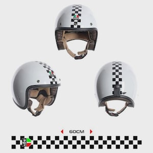 Può includere: Un casco da moto aperto bianco con una striscia da corsa a scacchi bianchi e neri al centro, un logo AGV e un'imbottitura interna color cuoio. Il casco è mostrato da tre angolazioni con una scala di misurazione da 60 cm in basso.