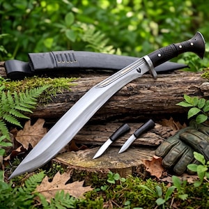 Peut inclure: Un couteau à lame en acier courbée avec un manche en bois sombre doté d'une prise quadrillée et de rivets métalliques. Le couteau comprend un fourreau en cuir noir et deux petits couteaux assortis avec des manches noirs et des lames argentées.