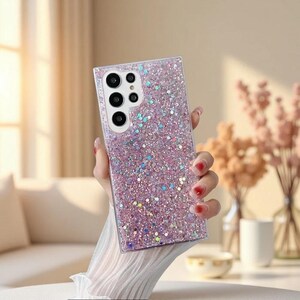 Op de afbeelding: Een rechthoekig smartphonehoesje met een dichte, sprankelende roze glitterafwerking en verspreide iriserende spikkels. Het hoesje heeft een nauwkeurige uitsparing voor een camerasysteem met meerdere lenzen, vier lenzen en een flitser.