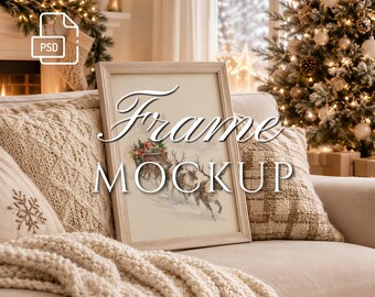 白い木製フレームのモックアップ、ソファ上のフレーム、クリスマスのインテリア装飾、クリスマスのアートディスプレイ、Photoshopテンプレート2x3比率フレーム、PSD+JPG