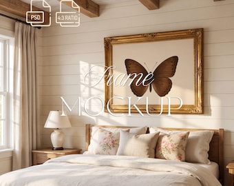 Maqueta de marco dorado ornamentado en dormitorio de casa de campo, PSD con relación de aspecto 4:3, maqueta de arte mural vintage, decoración de pared con revestimiento de madera, interior de dormitorio rústico, digital