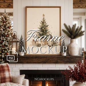 Puede incluir: Un marco de fotos vertical de tono dorado que contiene una ilustración estilo acuarela de un árbol de Navidad con regalos, coronado con una estrella. El marco se apoya sobre una repisa de madera oscura, flanqueado por faroles y pinos.