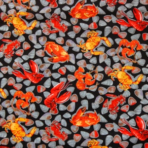 Op de afbeelding: Een zwarte stof met een herhalend patroon van rode en oranje kreeften en krabben op een zwarte achtergrond. Het patroon is omgeven door kleine, grijze, schelpvormige ontwerpen.