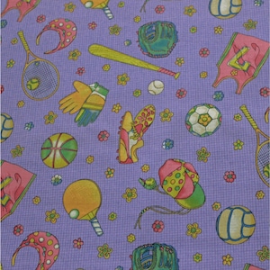 Könnte beinhalten: Lilafarbener Stoff mit einem sich wiederholenden Muster aus verschiedenen Sportartikeln, darunter Baseballs, Basketbälle, Tennisschläger, Volleybälle, Baseballhandschuhe, Laufschuhe und eine Baseballkappe. Das Muster enthält auch kleine gelbe Blumen.