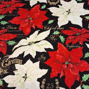 Op de afbeelding: Zwarte stof met een herhalend patroon van rode en witte poinsettia's, groene hulstbladeren en gouden tekst met de tekst "Christmas", "Joy" en "25". De poinsettia's hebben gedetailleerde bloemblaadjes tegen een zwarte achtergrond.