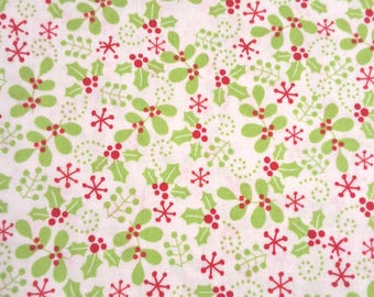 Könnte beinhalten: Weißer Stoff mit einem sich wiederholenden Muster aus grünen Stechpalmenblättern, roten Beeren und roten sternförmigen Akzenten. Das Design hat ein festliches Urlaubsthema, geeignet für Weihnachts- oder Winterhandwerk und Dekoration.
