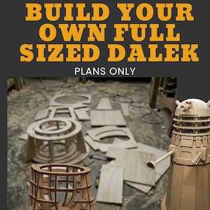 Pode incluir: Um conjunto de planos de marcenaria para um Dalek em tamanho real, com o texto BUILD YOUR OWN FULL SIZED DALEK PLANS ONLY. A imagem mostra vários componentes de madeira cortados a laser, estruturas circulares e um modelo em miniatura.