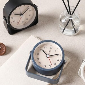 Metal Alarm Clock, silent Quartz Analog Bedside Clock with Luminous Dial, Battery-Powered Desk Clock in Pink, Black, Blue, Green or White