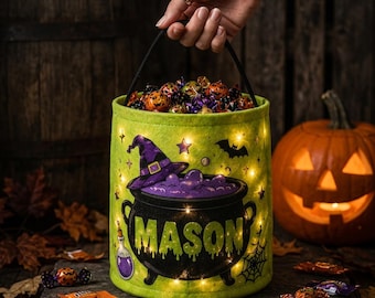 Gepersonaliseerde LED-heksenketel snoepzak voor trick-or-treat, snoepemmer met eigen naam voor Halloween