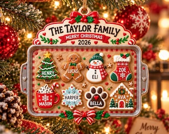 Gepersonaliseerd kerstornament voor een koekjesplateau met familienamen.