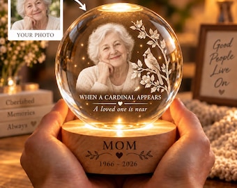 Luminária noturna personalizada em formato de bola de cristal, presente memorial com borboleta, lembrança de condolências pela perda da mãe.