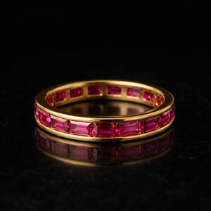 Anillo de boda con rubí baguette engastado en canal, piedra natal de julio creada en laboratorio, anillo apilable de gema roja, oro amarillo.