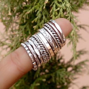 Conjunto de 12 anillos apilables de plata de ley, delicados y minimalistas con textura.
