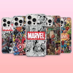 Può includere: Cinque cover per smartphone con varie illustrazioni e vignette di fumetti Marvel. I design includono grafiche colorate e in bianco e nero di supereroi, con il logo Marvel rosso e bianco ben visibile su diverse cover.