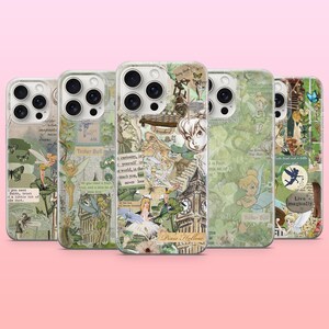 Puede incluir: Cinco fundas para smartphone dispuestas en fila, cada una con un diseño de collage en tonos verdes con ilustraciones de un hada, mariposas, relojes y fragmentos de texto como "Tinker Bell", "Pixie Hollow" y "Live magically" sobre fondo claro.