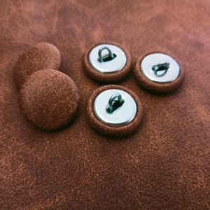 Knapp, öljettknapp, möbelknapp, 20 mm, hantverk, sömnad, gör-det-själv, i brunt, beige, melerat