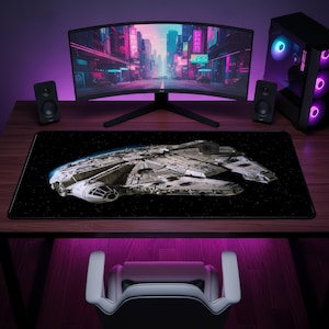 Podkładka pod mysz Millennium Falcon, podkładka na biurko z motywem statku kosmicznego Sci Fi, podkładka na biurko z motywem Gwiezdnych Wojen, podkładka pod mysz gamingową, podkładka pod komputer w kosmosie, prezent dla geekowego gracza