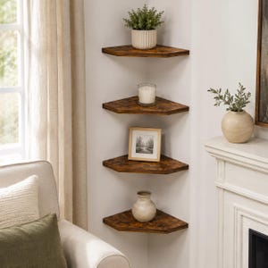 Puede incluir: Un conjunto de cuatro estantes de esquina montados en la pared con un acabado de grano de madera marr&oacute;n oscuro. Los estantes est&aacute;n dispuestos verticalmente en una esquina, sosteniendo una peque&ntilde;a planta en maceta, un portavelas de vidrio, una foto enmarcada y un jarr&oacute;n de cer&aacute;mica.