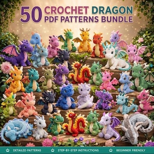 Peut inclure: Une collection de 50 figurines de dragons au crochet de différentes couleurs, dont violet, bleu, vert, rose, jaune et rouge. Les dragons sont disposés sur une surface en bois avec le texte 50 CROCHET DRAGON PDF PATTERNS BUNDLE en haut.