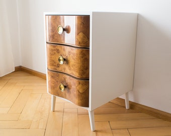 Armoire avec vieux tiroirs