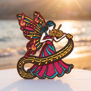 Puede incluir: Un recorte de madera multicapa que muestra una figura tocando el violín, adornada con grandes alas decoradas con notas musicales. El diseño incorpora colores vibrantes en rosa, turquesa y amarillo, con una cinta fluida de pentagramas musicales.