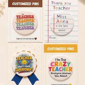 Op de afbeelding: Vier ronde pins op presentatiekaarten. Eén toont TEACHER in gestapelde kleurrijke lettertypes. Een andere lijkt op notitiepapier met Miss Anna is the best teacher. Een derde is een blauwe lintbadge met I'M A TEACHER, WHAT'S YOUR SUPERPOWER? De laatste zegt I'm The CRAZY TEACHER Everyone Warned You About.