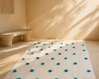 Dalia: Alfombra marroquí de tejido plano turquesa y blanco con pompones / Manta para sofá estilo boho