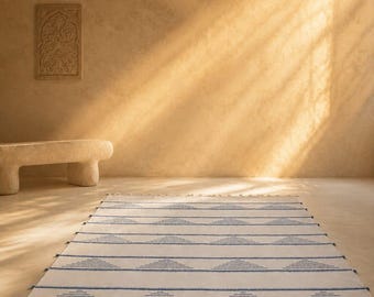 Abqa: Alfombra o manta para sofá minimalista marroquí de tejido plano / Diseño geométrico azul y blanco / Textil de algodón estilo bohemio costero con borlas