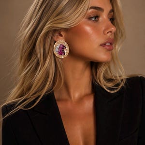 Pendientes llamativos geométricos de cristal: tachuelas en tono dorado, granate rubí rosa fucsia