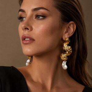 Örhängen med spiral i guld – Skulpturala barockpärldroppar i statement-stil
