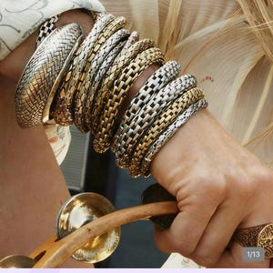 Set med 7 stora armband, guld- och silverfärgade grova armband i stapel, lösa smycken i statement-stil