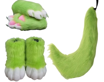 Puede incluir: Un conjunto de accesorios de piel sintética en color verde lima brillante que incluye un par de guantes con forma de pata con almohadillas blancas y detalles rosas, un par de cubrebotas a juego y una cola larga y curva con una correa negra.
