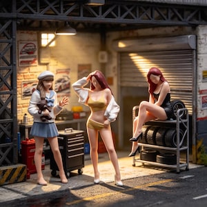 Puede incluir: Tres figuras en miniatura en un garaje. Una lleva un top blanco estilo marinero y falda azul con un oso. Otra lleva un conjunto amarillo de dos piezas con chaqueta blanca. La tercera lleva un vestido negro y está sentada en un estante de neumáticos.